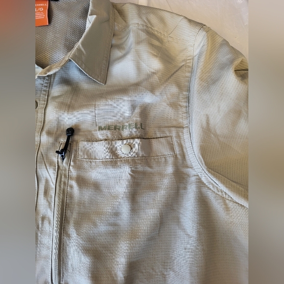 NEW- Merrell Men's Casual Button Down Shirt in Olive , Size Large - Picture 4 of 6